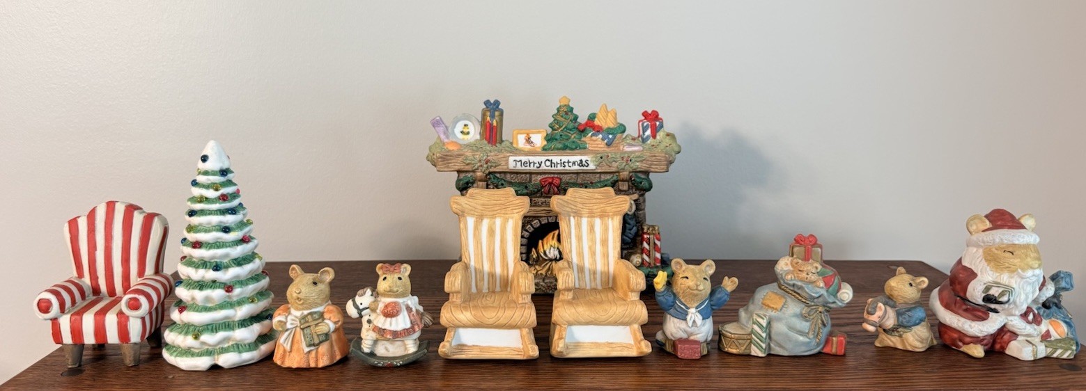 1995 Christmas Decorative Outfit – 11 Piece Light-Up Fireplace/Mouse Family Set