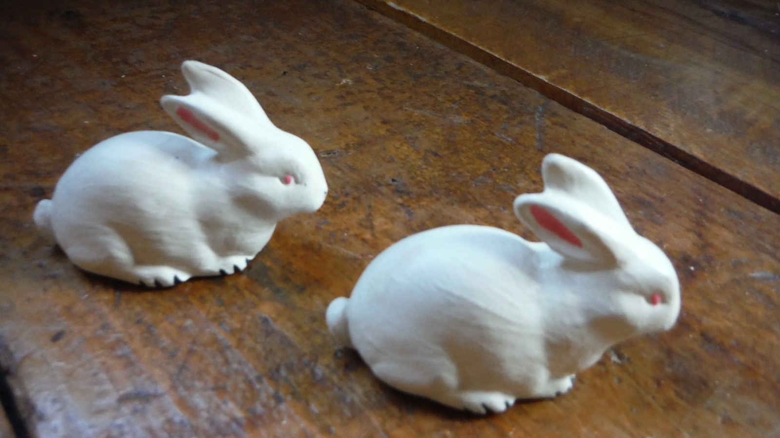 Vintage Ceramic Hand-Painted Easter Bunny Rabbits (pair) Approx. 2.5″ size – EUC