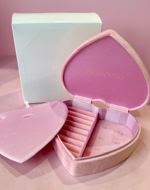 SWAROVSKI CRYSTAL 2026 JEWELERY PINK HEART BOX 5750679.NEW IN BOX.