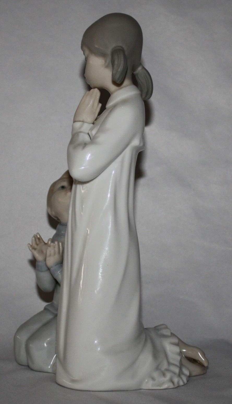 Lladro TEACHING TO PRAY by Vicente Martinez, #4779 3rd Mark 1971-1974. 9″H. MINT