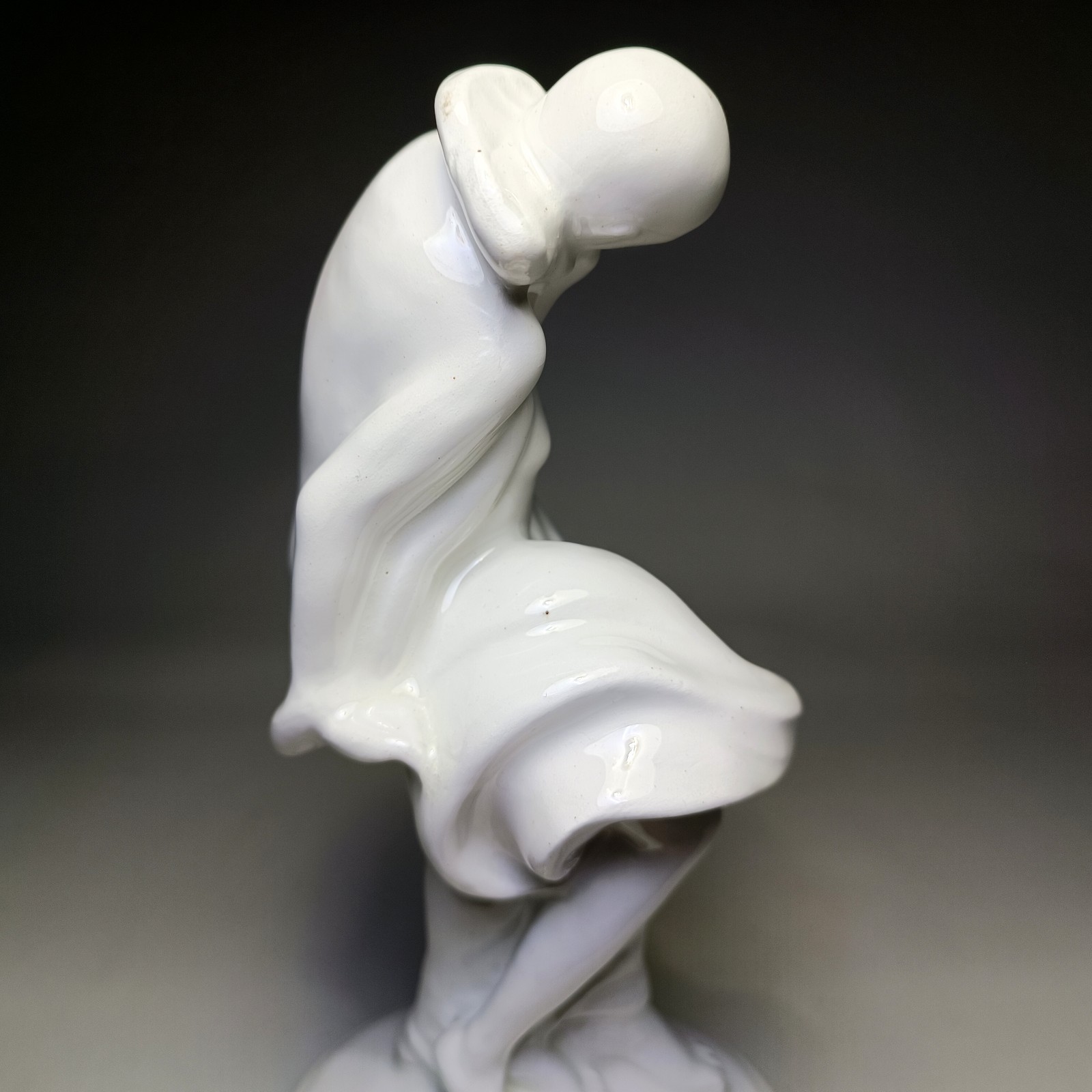 Art deco sculpture – Kissing couple in love – 21.5 cm – Porcelain