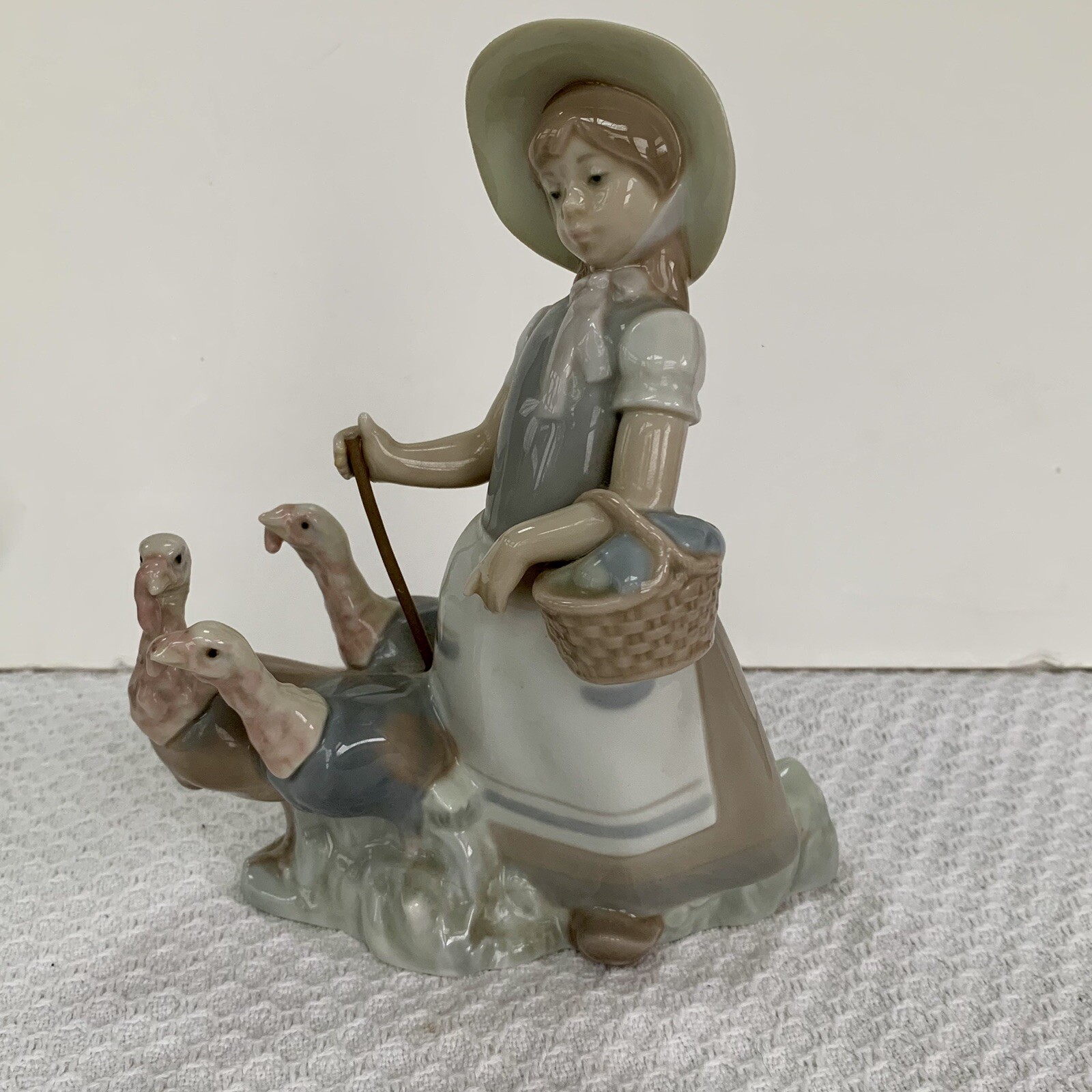 Lladro Porcelain Figurine # 1180 “Little Girl With Turkeys”
