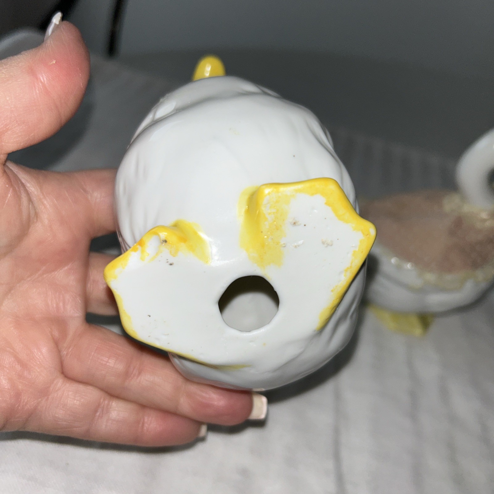 Ceramic Ducks (2) Yellow Bonnet & Peach Cape 5”Hx5”Lx3”W