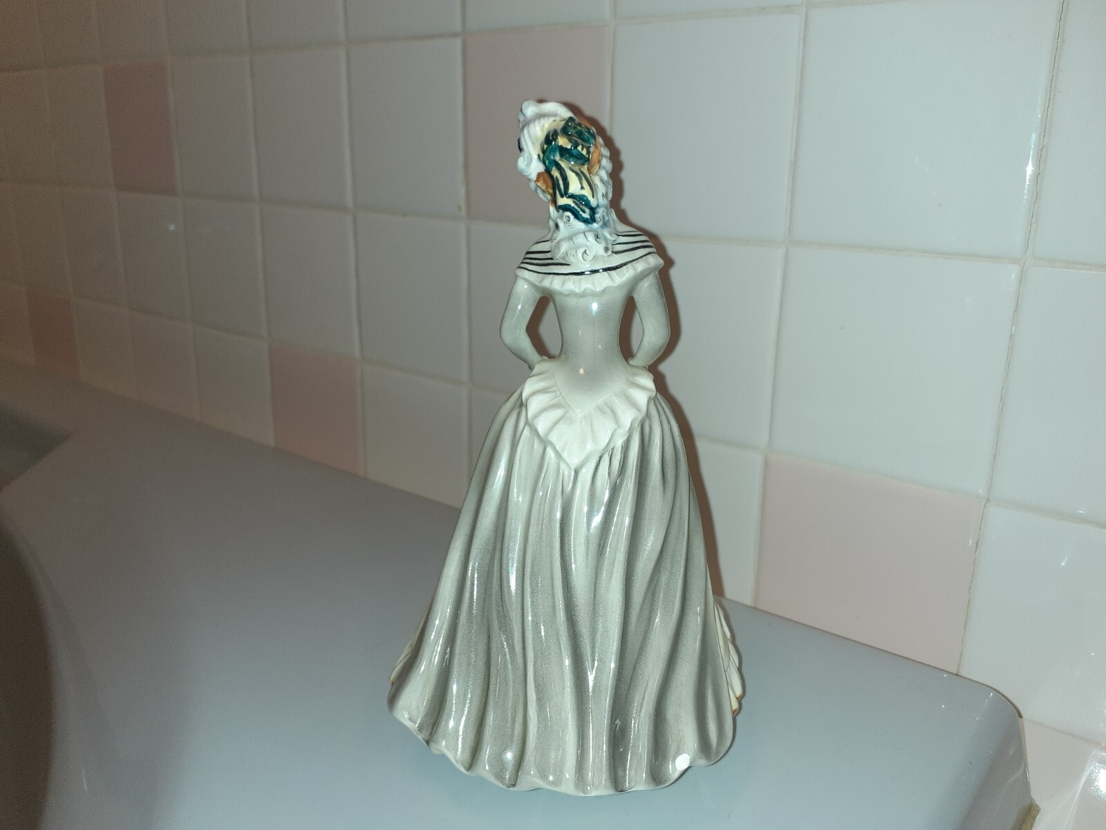 Goldscheider Everlast USA Porcelain Lady Figurine 8.4″ tall x 5″ x 4.9″