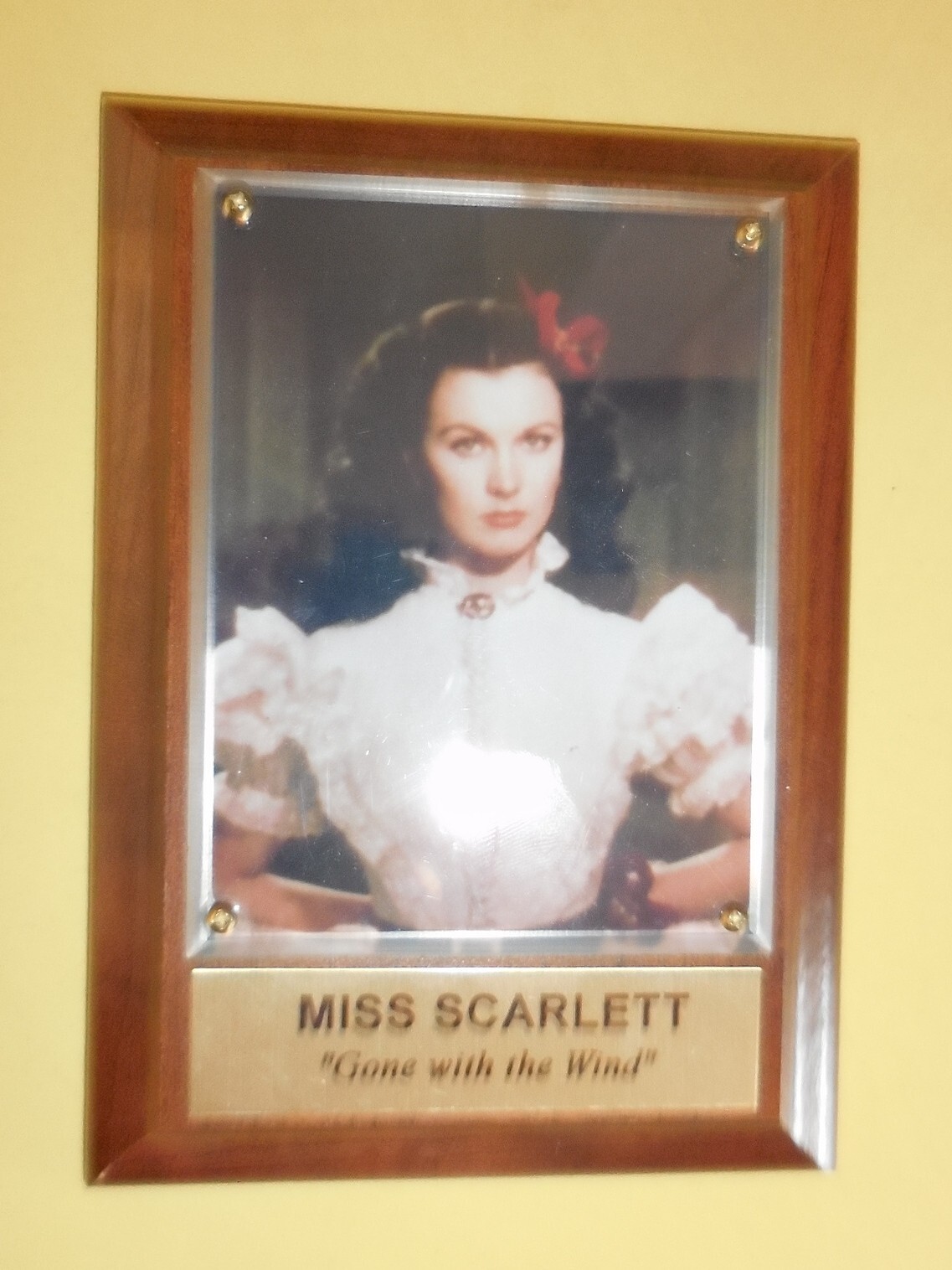 VINTAGE MISS SCARLETT FIGURINE WALL PLAQUE GONE WITH THE WIND DESIGN