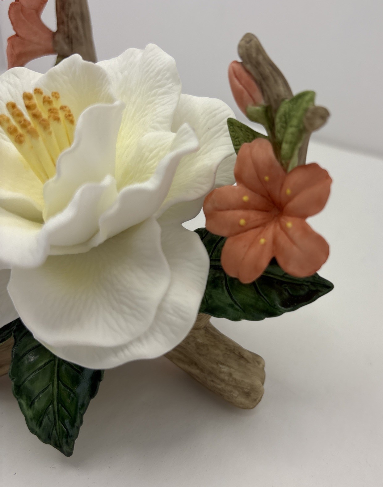 HOME INTERIORS MASTERPIECE BONE CHINA MARY’S FLORAL COLLECTION 89830 W/WOOD BASE