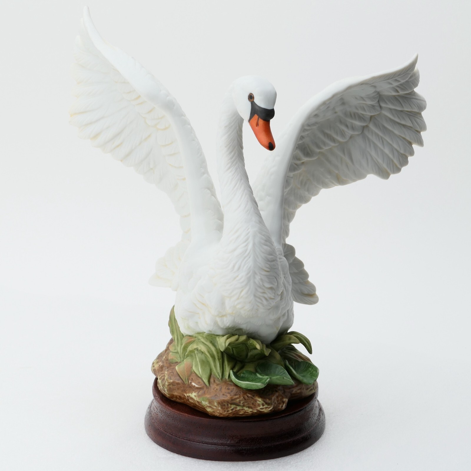 Masterpiece Porcelain WHITE SWAN Figurine By Homco 1987 – Wood Base