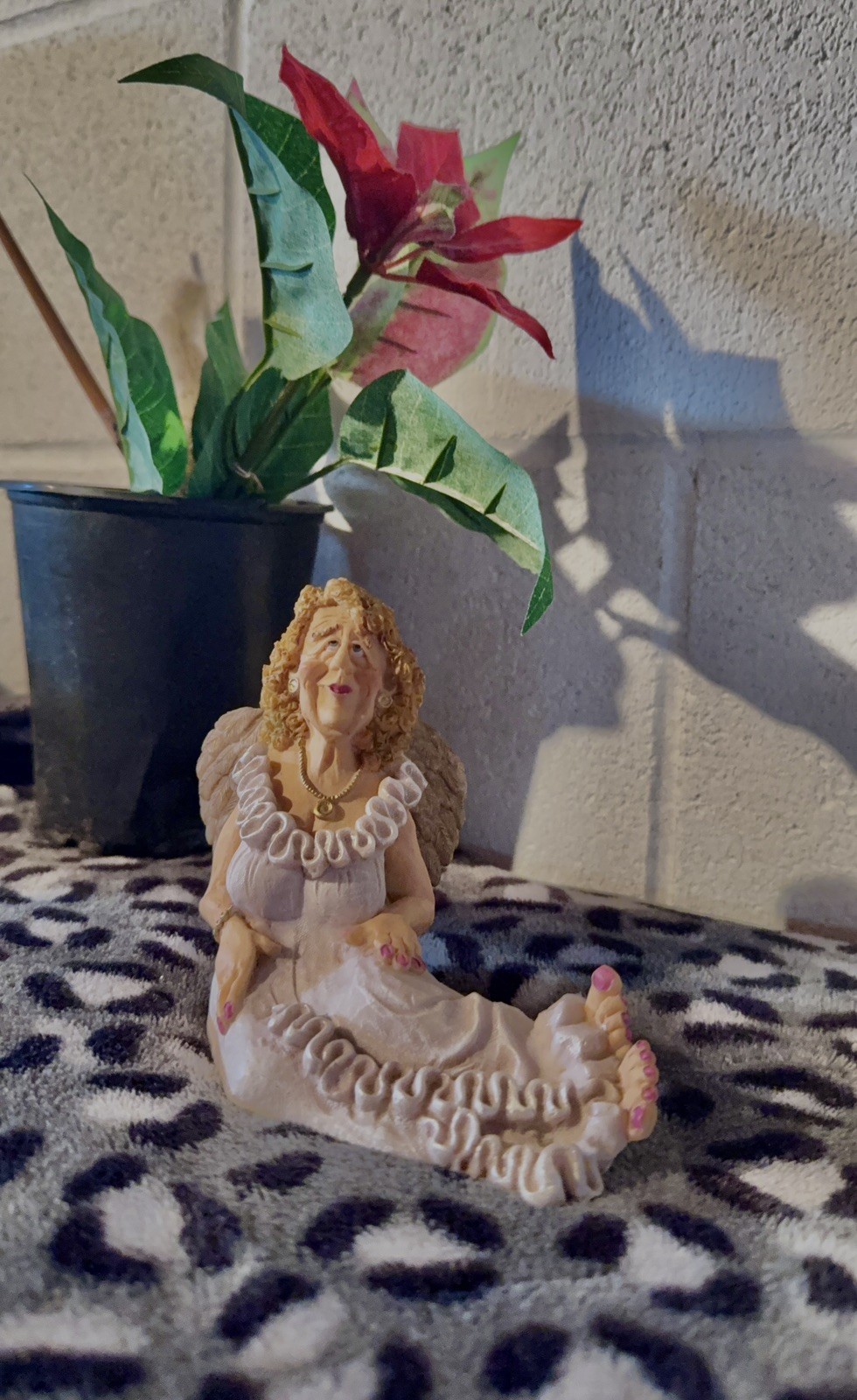 DIXIE Sitting Old Woman Angel in Sundress Figurine – Doug Harris 1998 figurine 6