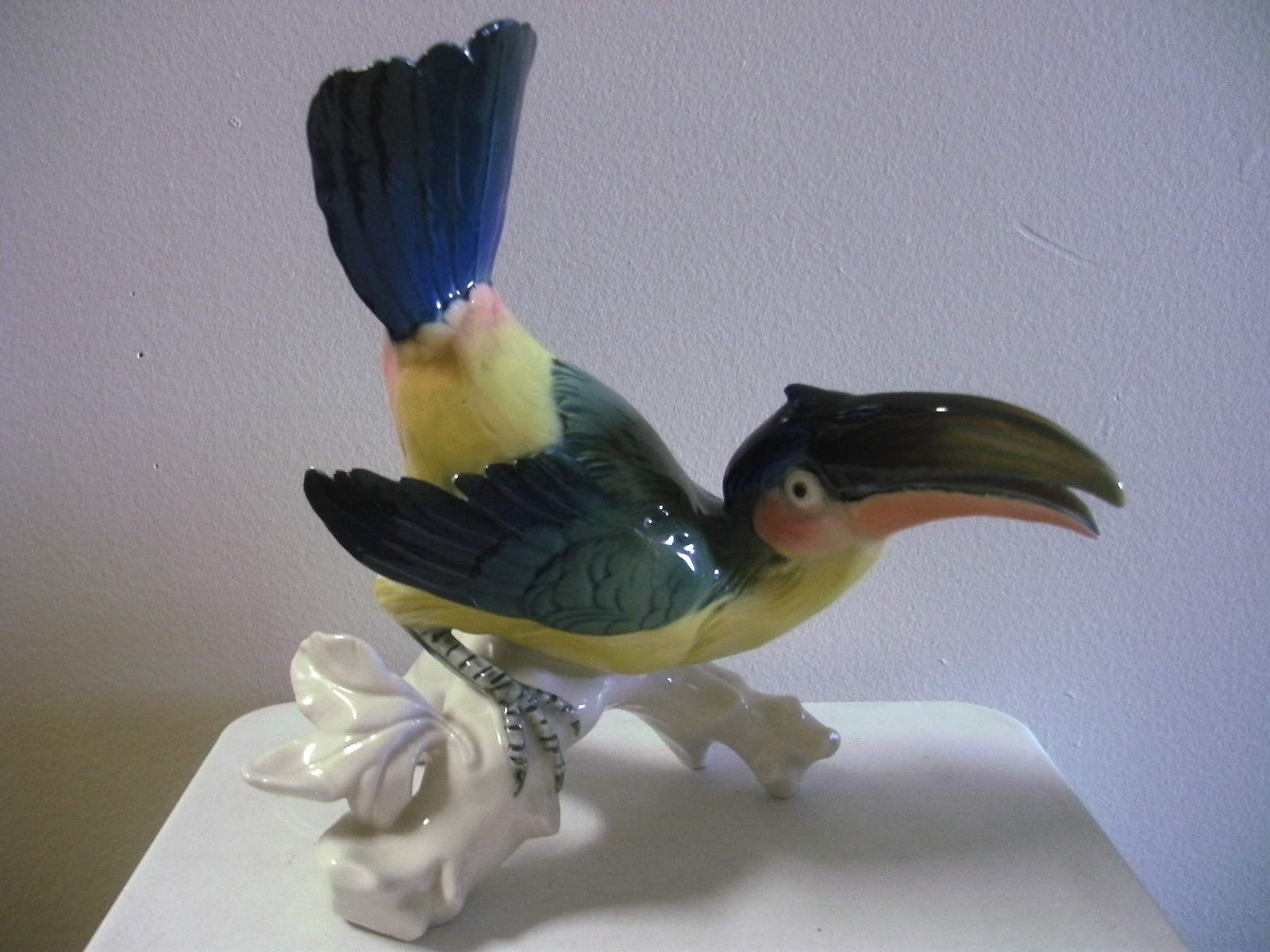 RARE KARL ENS TOUCAN BIRD PORCELAIN FIGURINE 8.5″ BY 8″