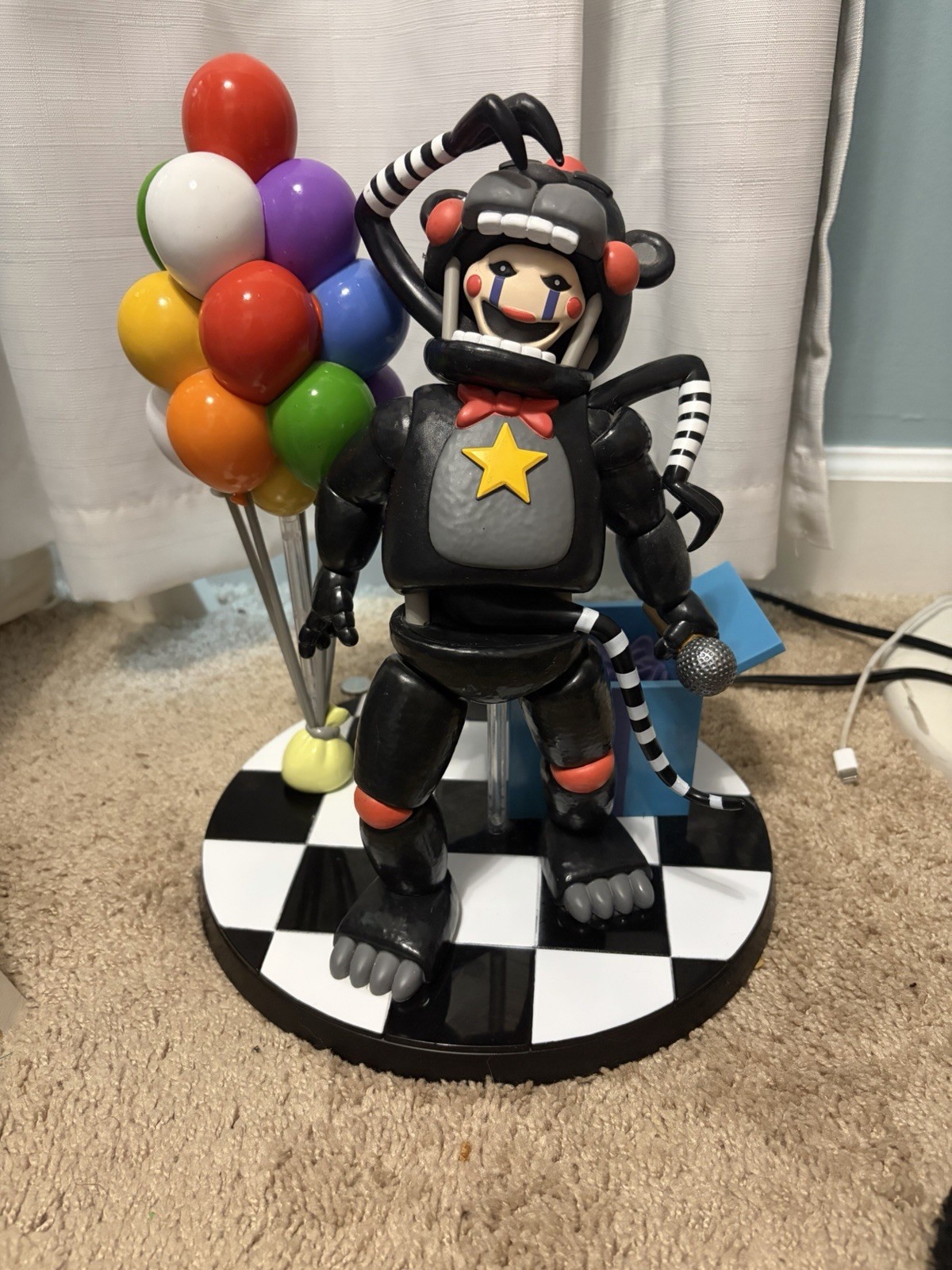 Funko Five Nights at Freddy’s Lefty Figurine Balloons & Gift Box Base 10″