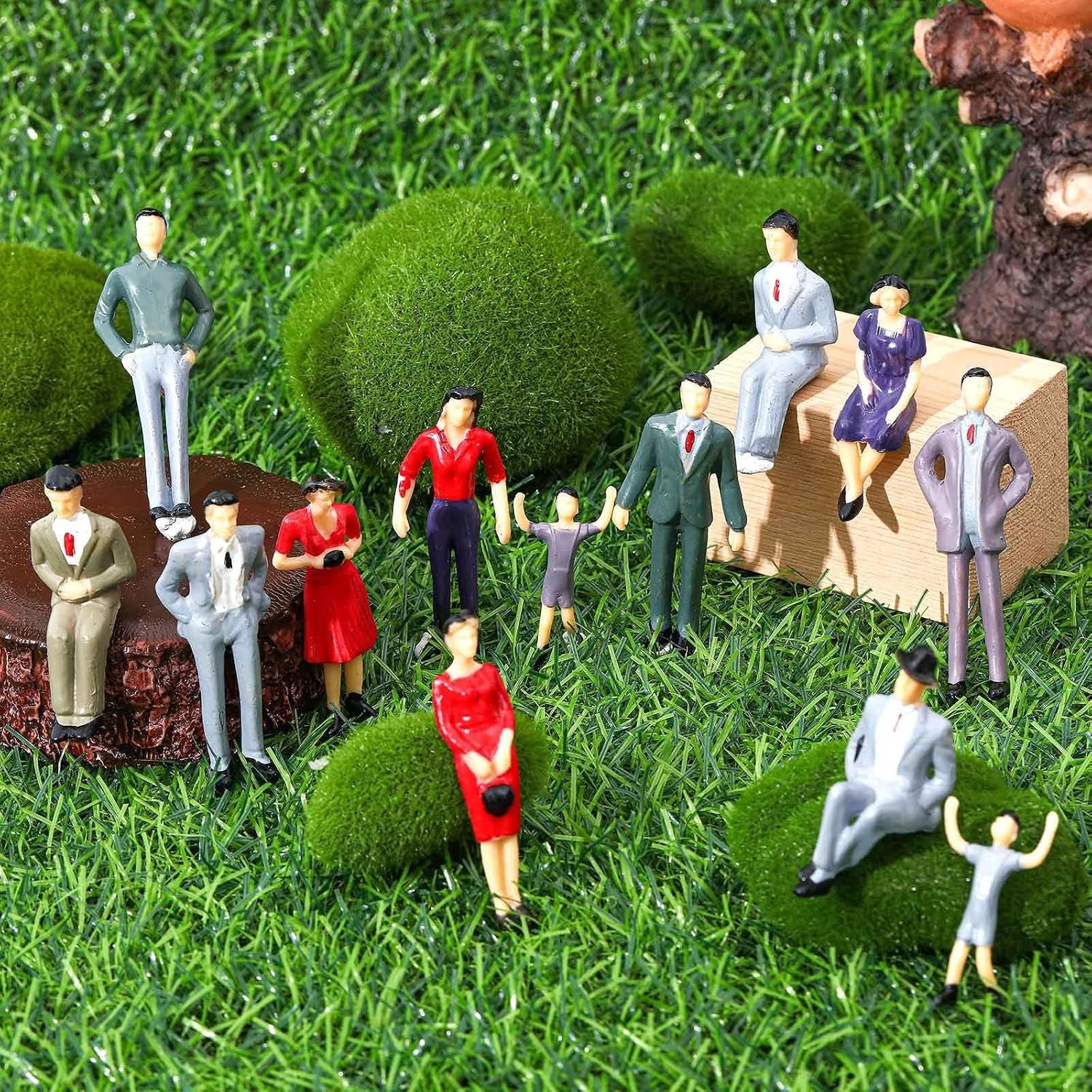 Miniature Sitting Standing Figurines – 1:30 Scale