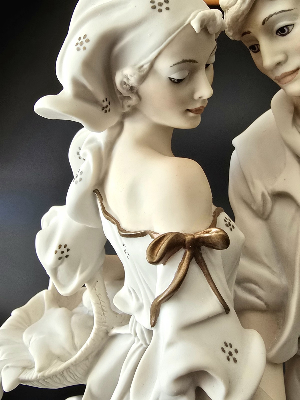 Giuseppe Armani Couple ENCOUNTERING Signed Florence Figurine 14″ ** LOCAL PICKUP