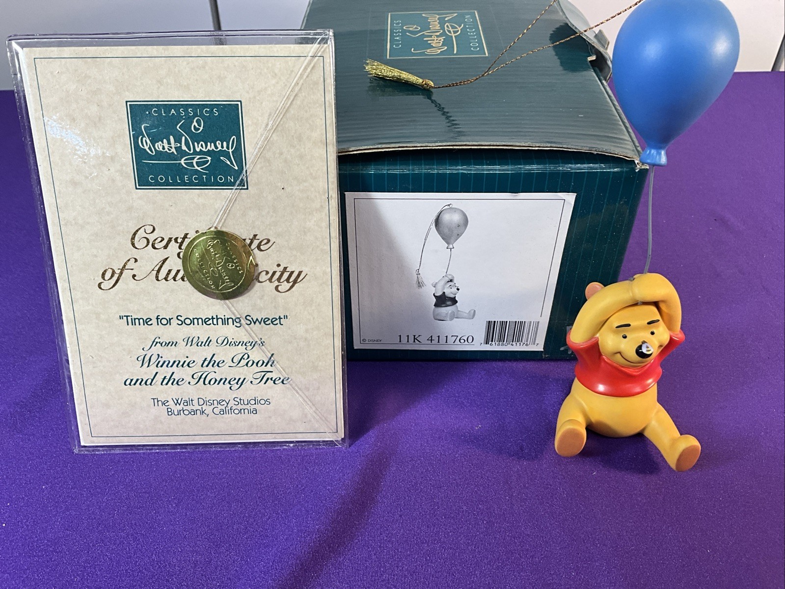 WDCC WINNIE THE POOH AND THE HONEY TREE, TIME FOR SOMETHING SWEET, COA BOX(D143)