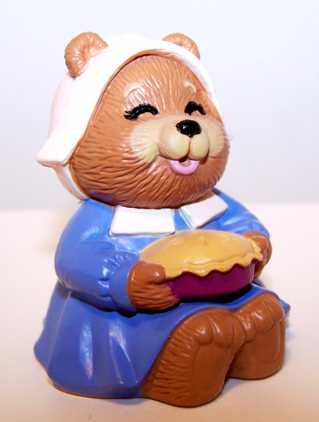 1989 Hallmark Thanksgiving Momma Bear with Pie NEW Merry Miniature QFM1582