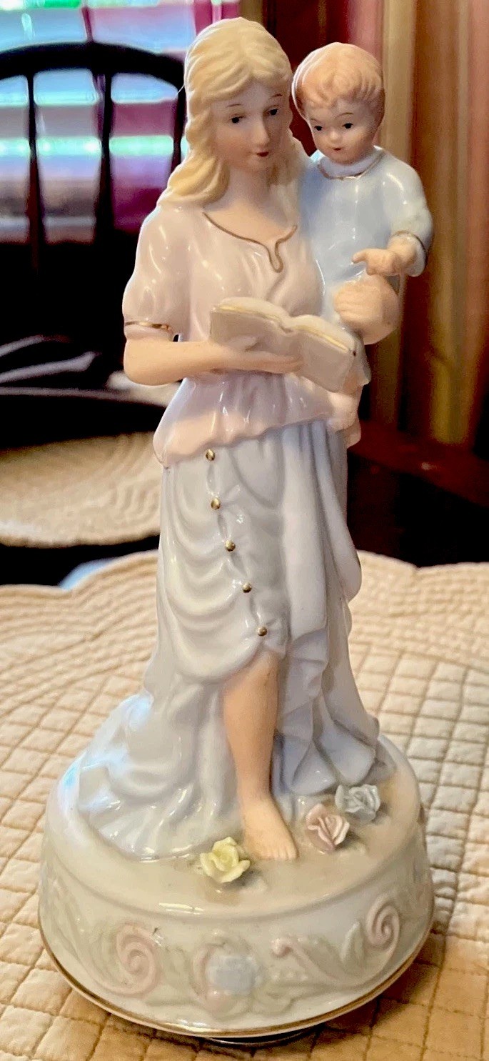 Beautiful Porcelain Musical Mother & Child Figurine – Mother’s Day Is Coming