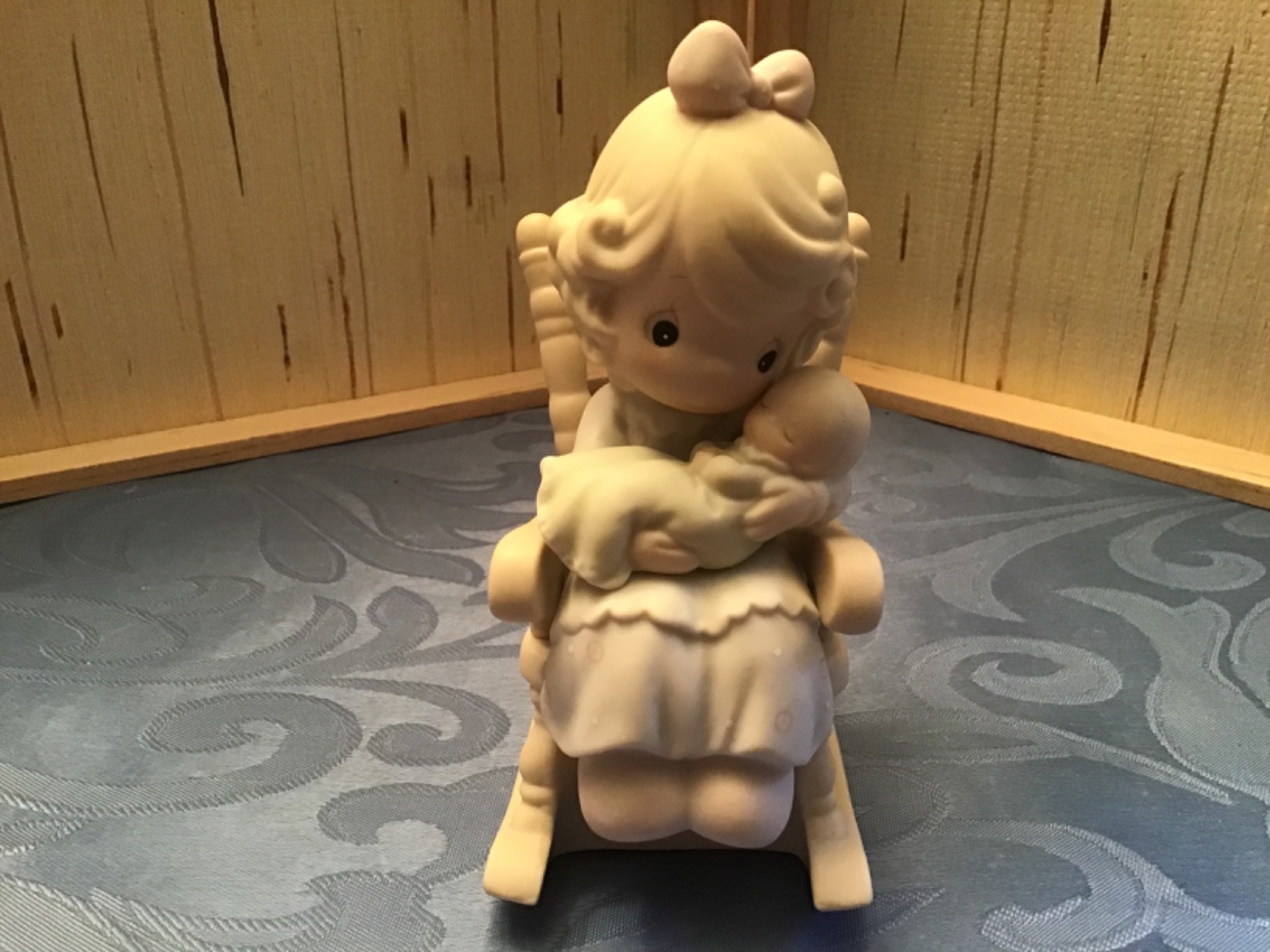 Precious Moments figurine collectable “Love Never Leaves A Mothers Arms” 523941