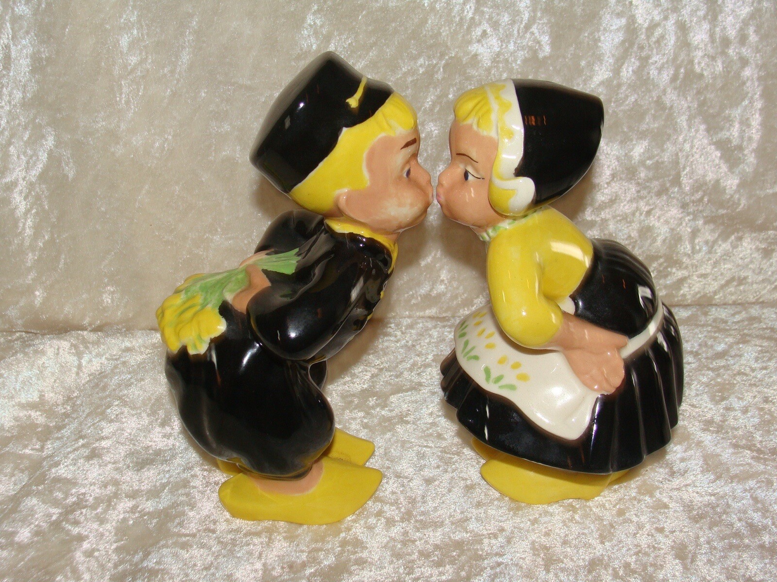 Ceramic Kissing Dutch Boy And Girl Flowers Vintage Figurine Set ~ 6.25”x 3.50”