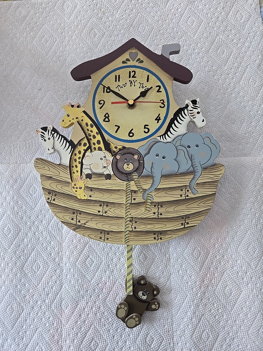 Noahs Ark Animal Figurine Wall Clock With Animals AA Battery Great Condition