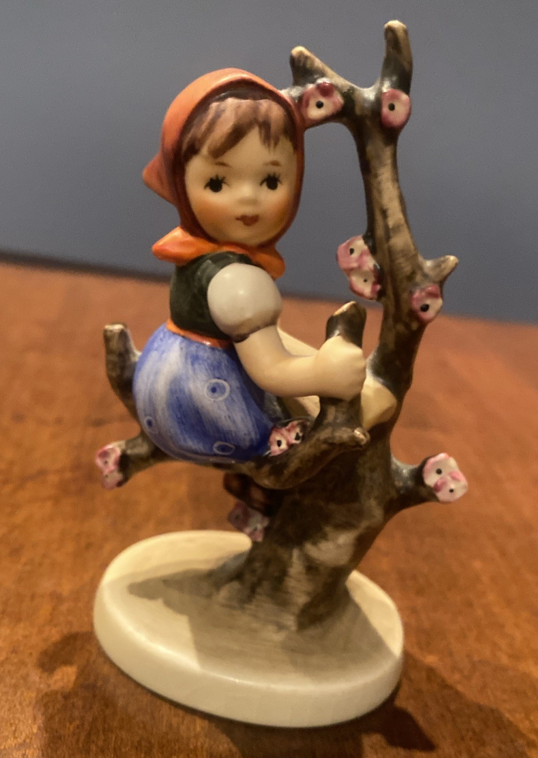 VTG Hummel “Apple Tree Girl” Figurine 141 3/0 TMK 3. W. Germany 4” Charming