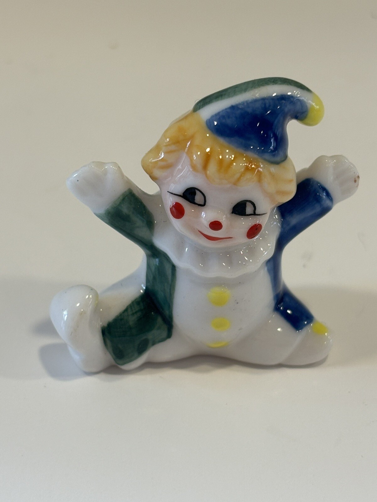 BUG HOUSE PORCELAIN MINIATURE CLOWN FIGURINE GLOSSY 1 1/2″ WIDE X 1 5/8″ TALL