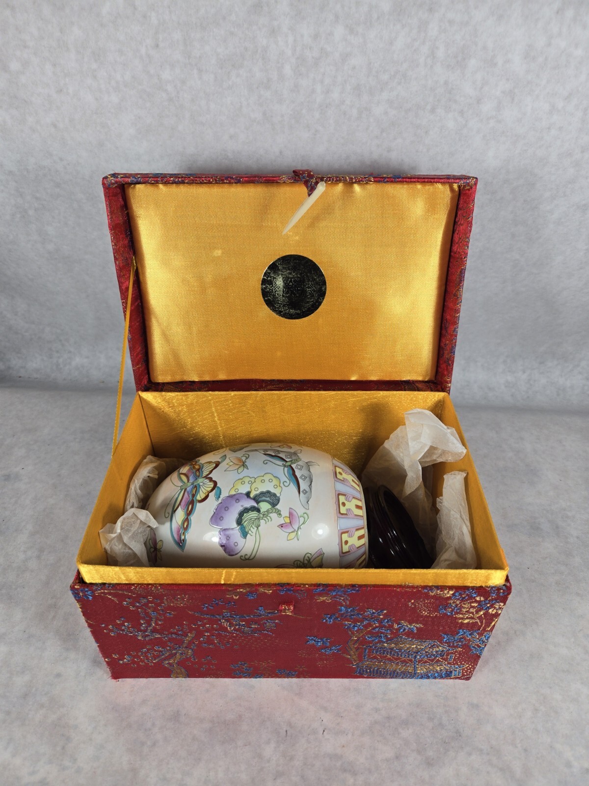 Vintage Yi Lin Arts & Treasures Hand Painted Egg 6″ Butterflies Stand And Box