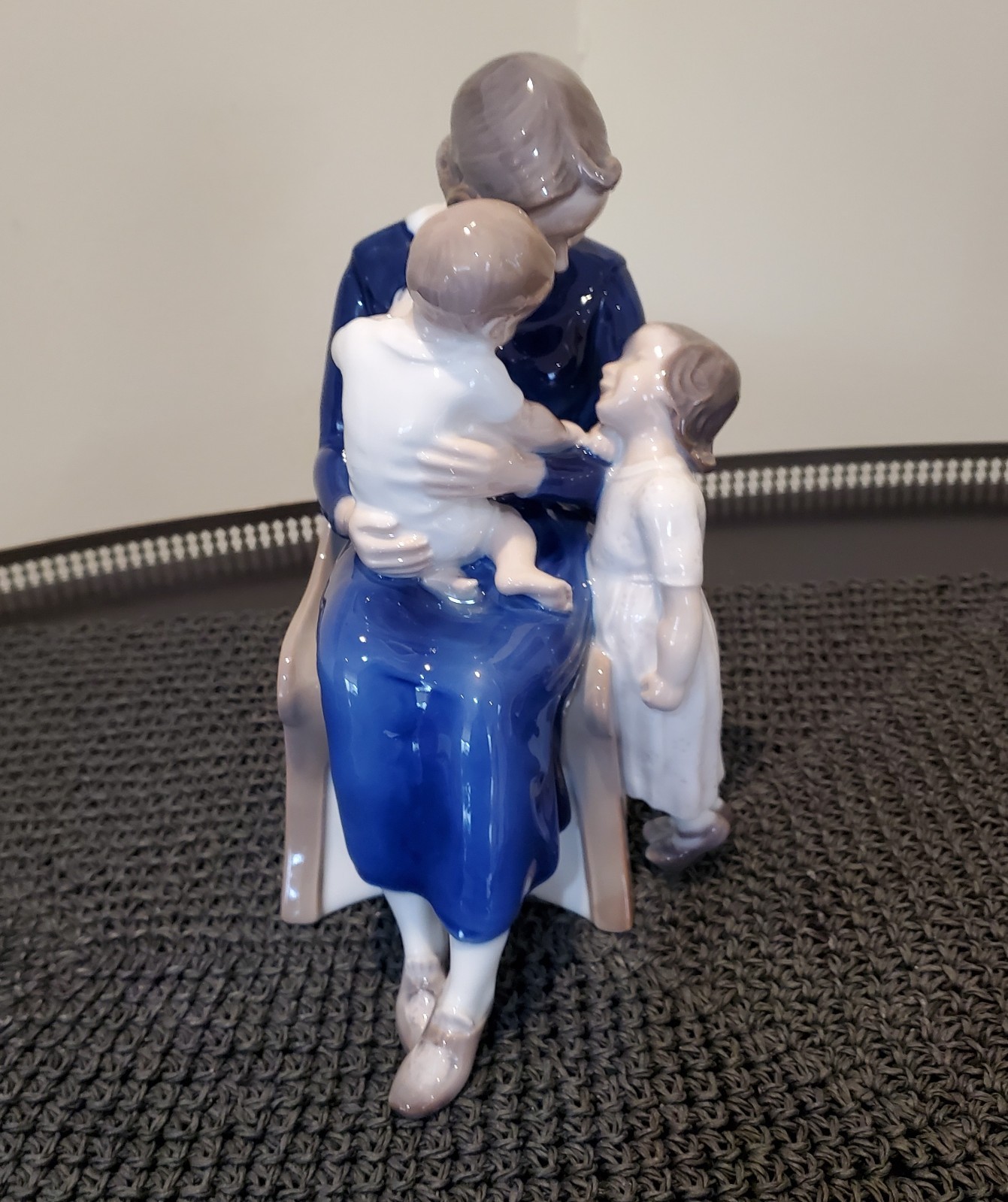 BING & GRONDAHL HAPPY FAMILY MOTHER W/2 CHILDREN #2262 – MINT!!