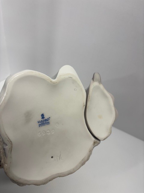 Lladro Porcelain Figurine “Welcome to the Family” #6939 9”H *READ*