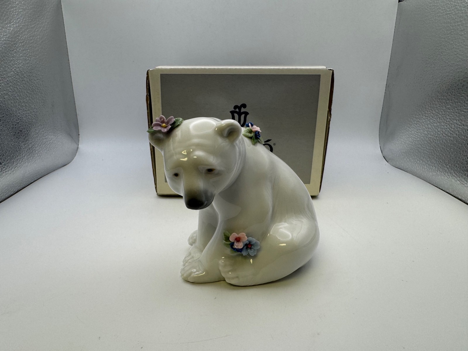 Lladro Wild Animals Polar Bear Seated with Flowers #6356 Figurine in Box
