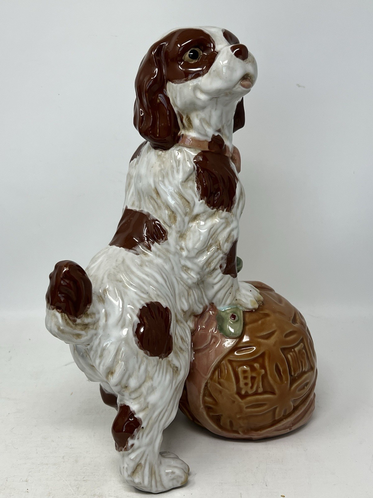 Vintage Staffordshire Porcelain Pottery Springer Spaniel Dog With Ball Yarn