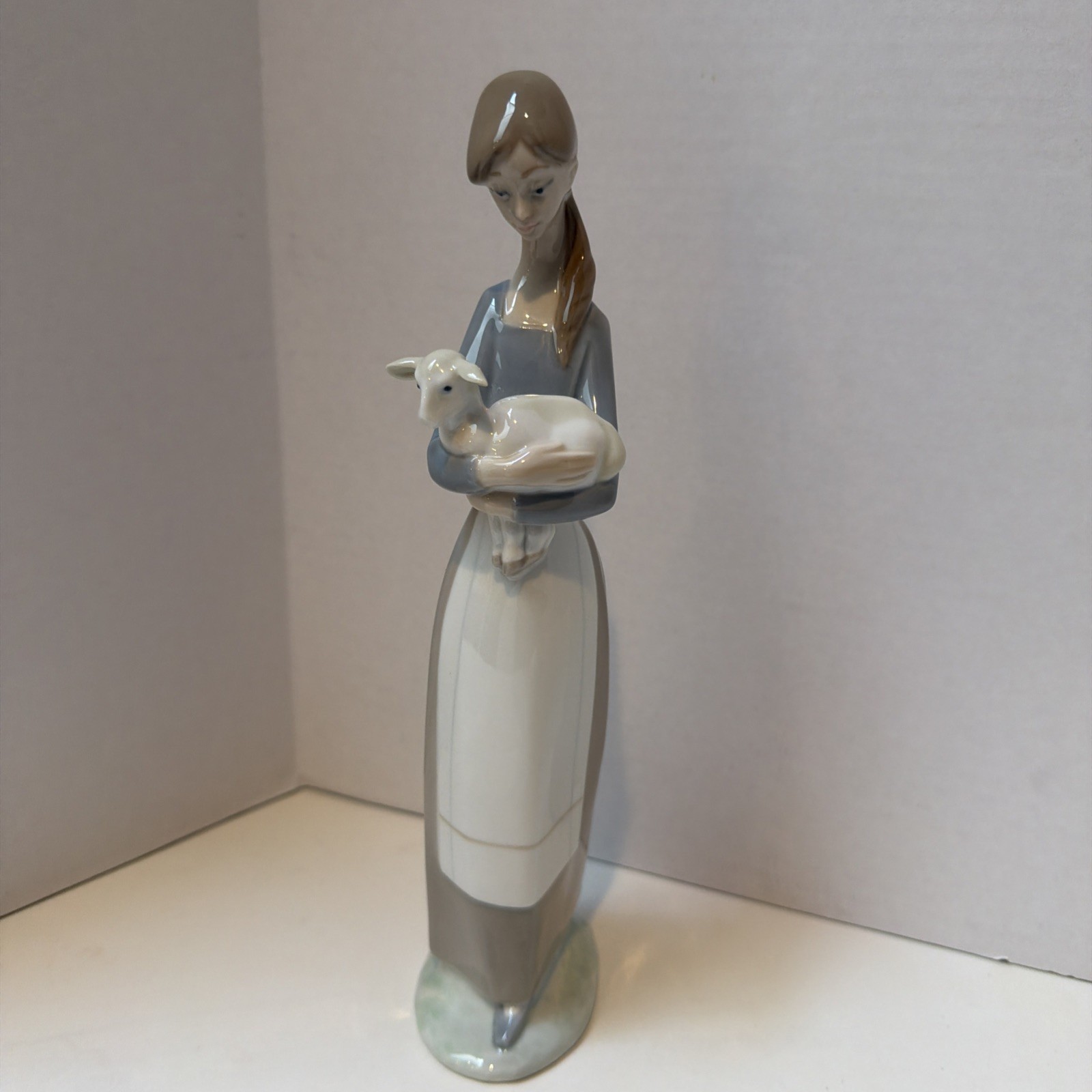 Lladro 04505 Girl With Lamb Good Condition No Damage With Box