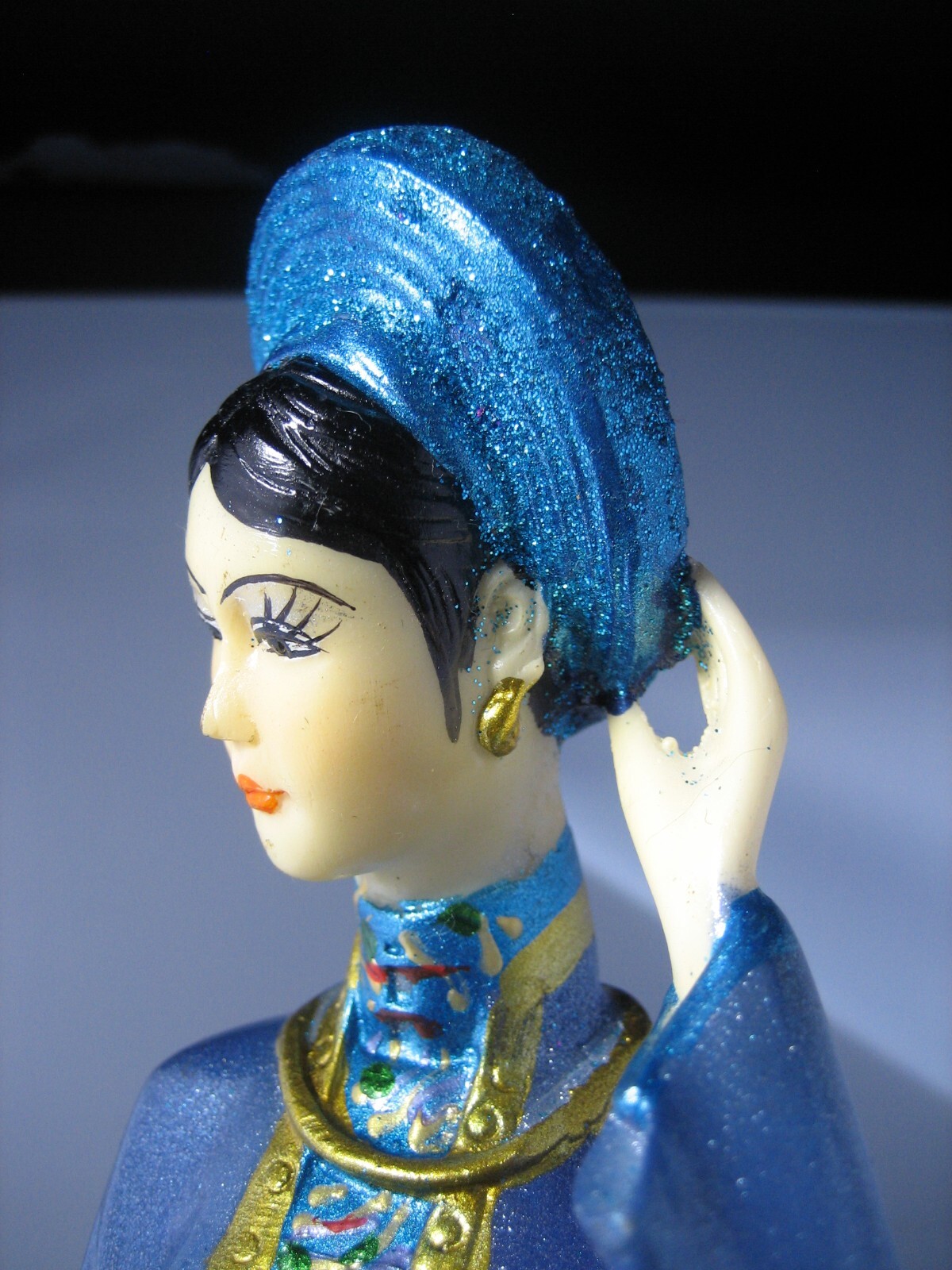 Hand made and painted oriental lady figurine statue (36 cm x 9 cm)