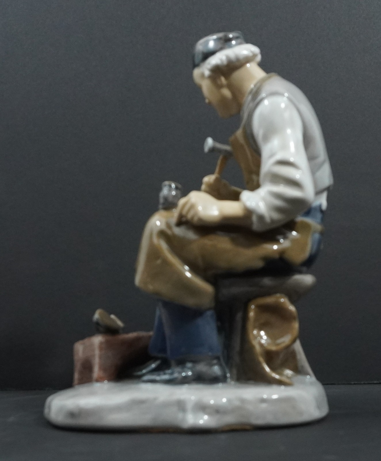 Vintage Bing & Grondahl shoemaker figurine #2228 Denmark – Designer Axel Locher