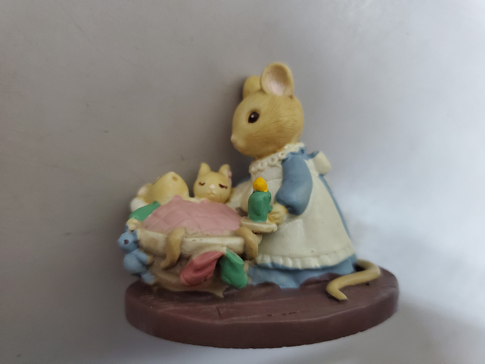 Forest Friends- All Tucked In Mini Figurine Mice Mom & Kids In Bed AVON VTG
