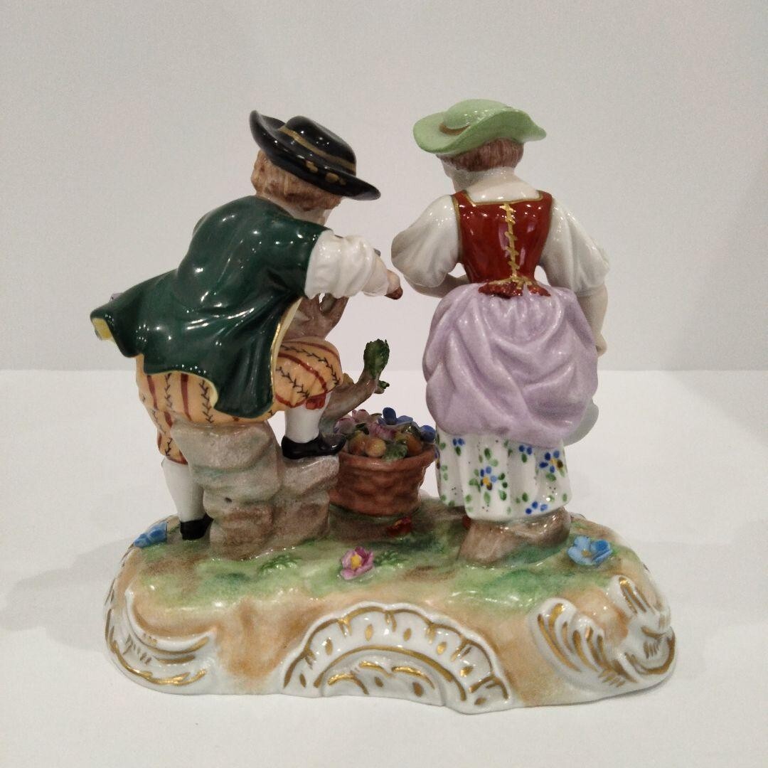 Dresden Carl Thieme Workshop Ceramics Figurine Size H 4.9 x W 5.3 x D 3.3 in
