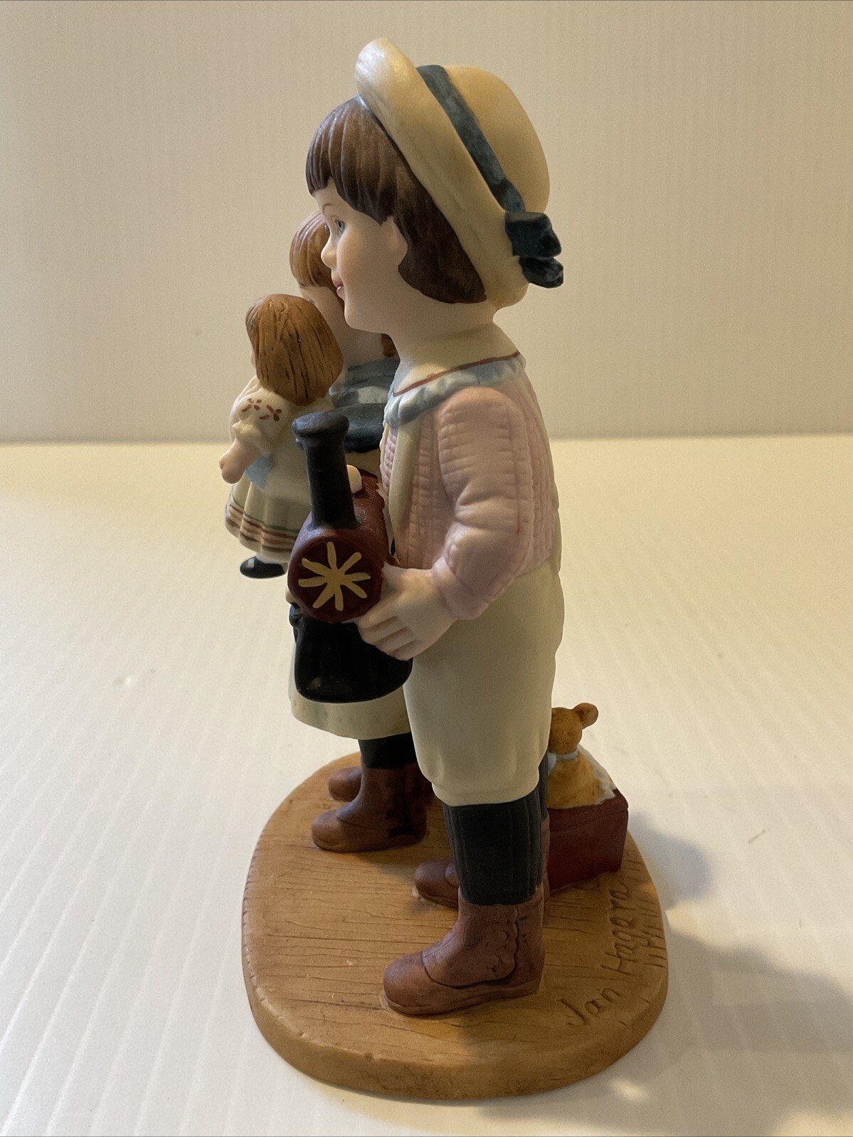 Vintage Jan Hagara 5.5 In Figurine “SHARICE AND PARRY” 1982 Limited Edition box
