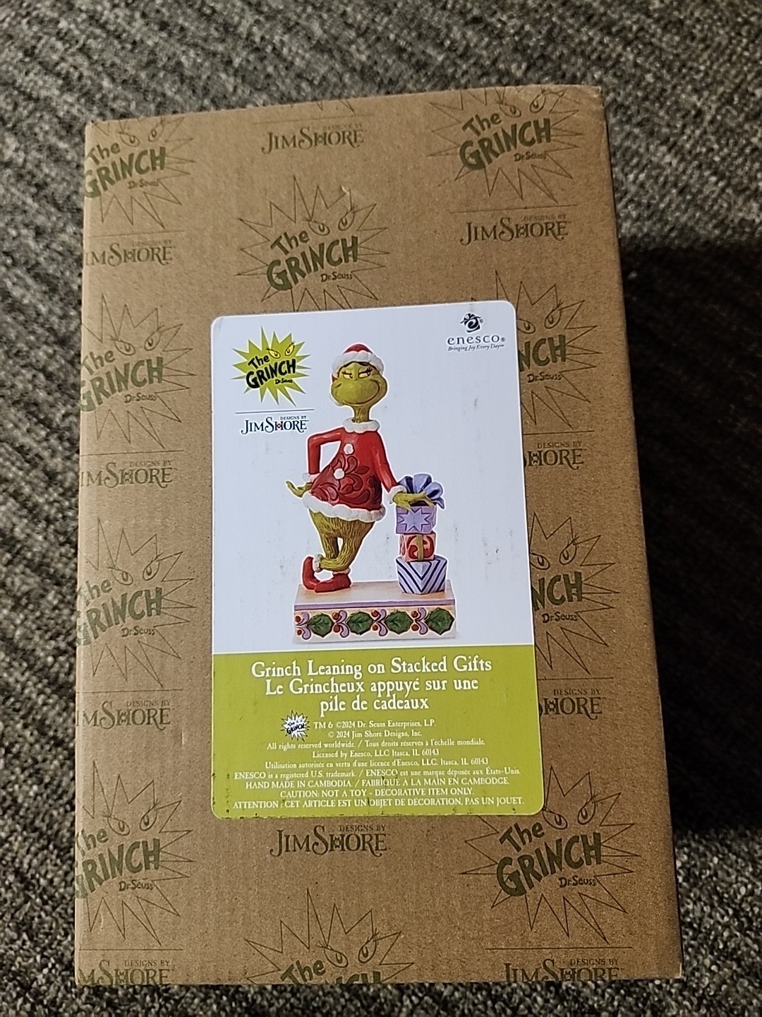 Dr. Seuss The Grinch, Jim Shore, Grinch Leaning On Stacked Gifts, 2024 Figurine
