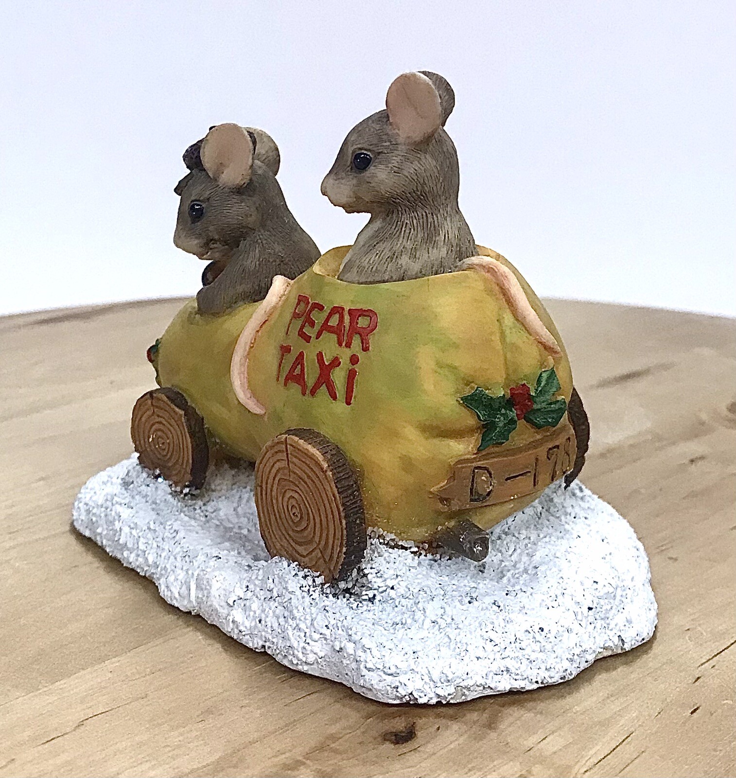 Charming Tails Pear Taxi Figurine Dean Griff Silvestri 87565 Driver & Passenger
