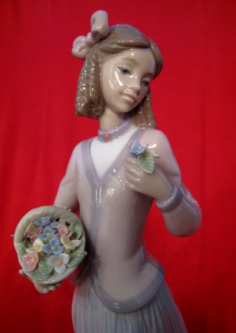 LLADRO INNOCENCE IN BLOOM #7644 GIRL WITH FLOWERS 1996 COLLECTORS SOCIETY IN BOX