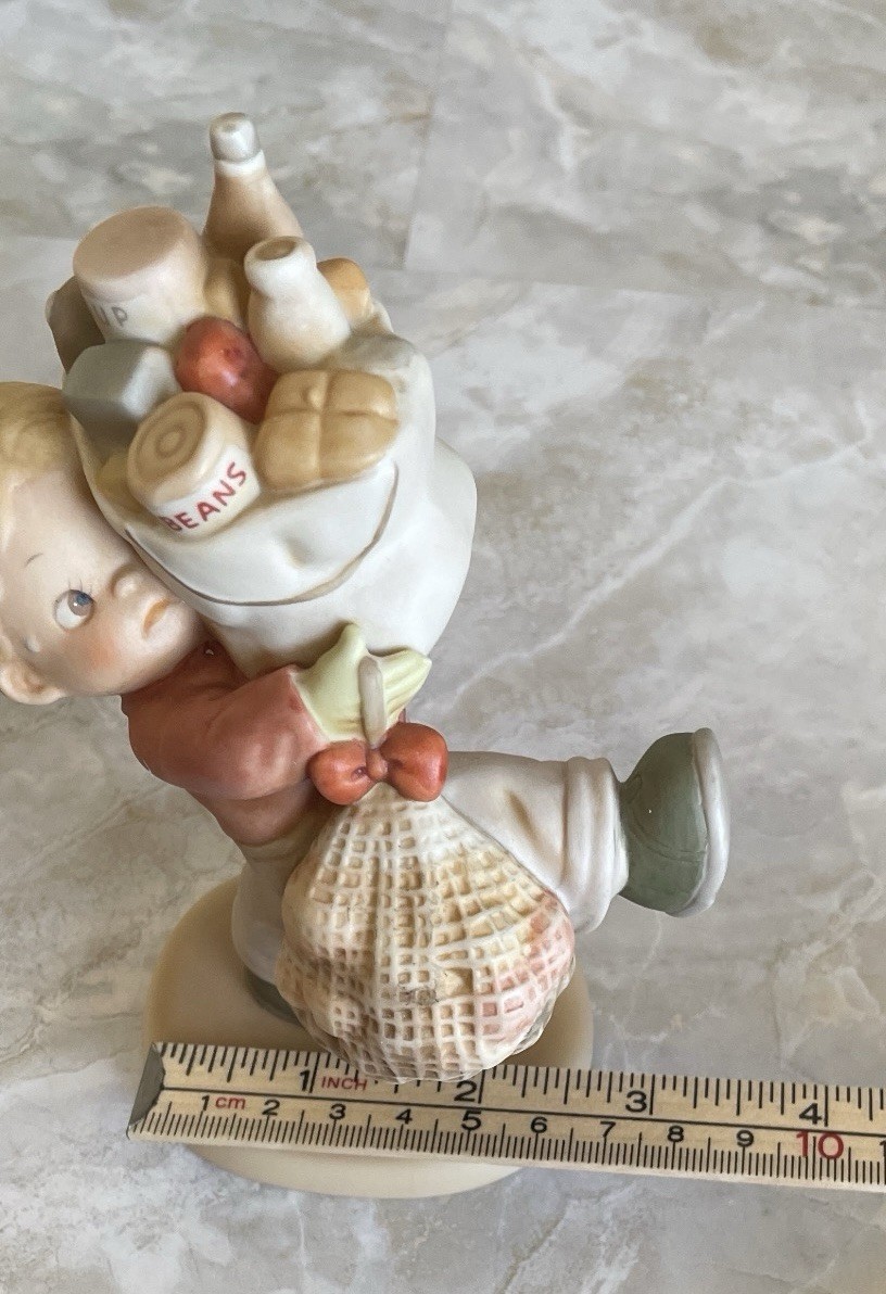 1989 Memories of Yesterday Figurine “Must feed them over Christmas ” #522406