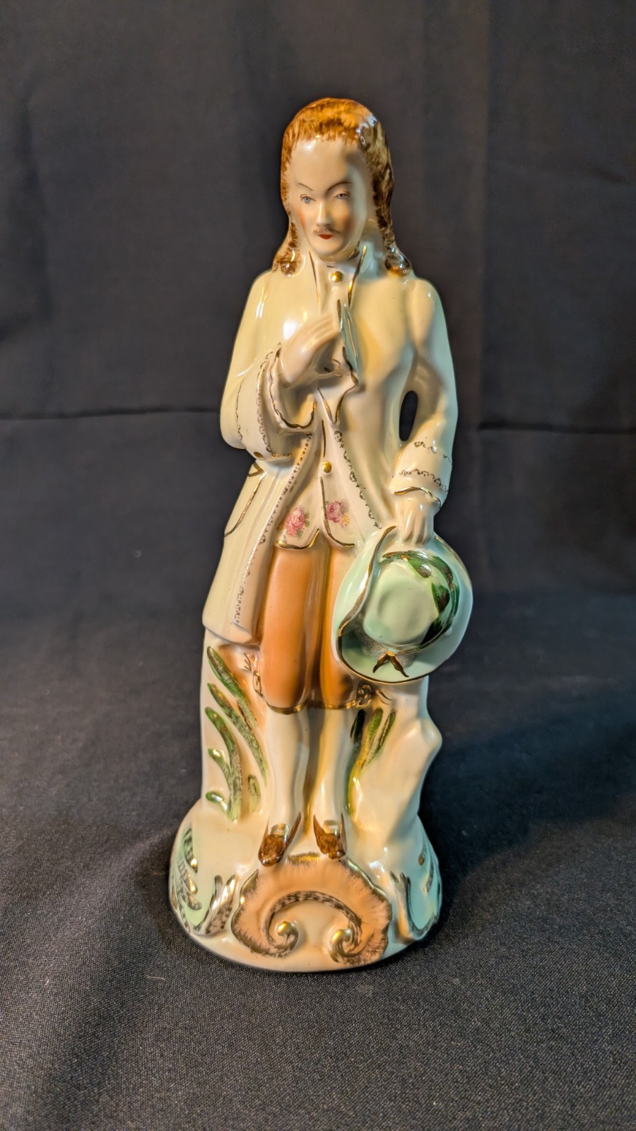 Vintage hand-painted porcelain figurine of a colonial-era gentleman rare #124