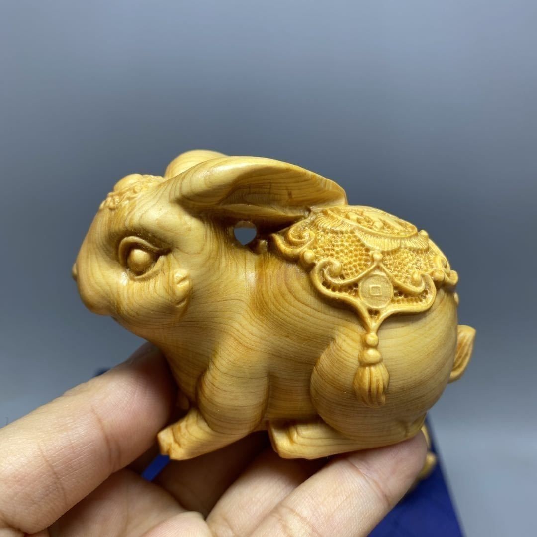 Natural Thuja Wood Carving Rabbit Statue Fengsgui Statue Table Car Ornament Gift