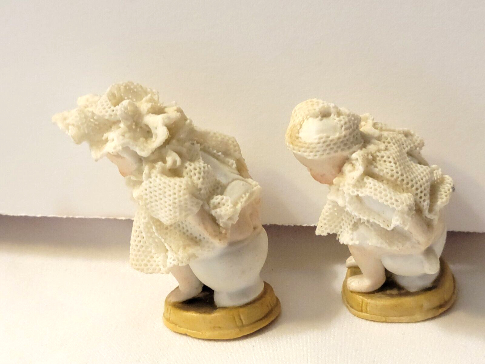 VINTAGE CHAMBER POT MINIATURE CREAMIC LACE BISQUE DOLLS FIGURINE LACE LOT of 2