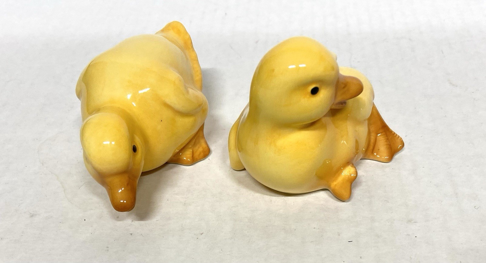 VINTAGE PAIR EASTER YELLOW BABY DUCKS / DUCKLINGS FIGURINES!
