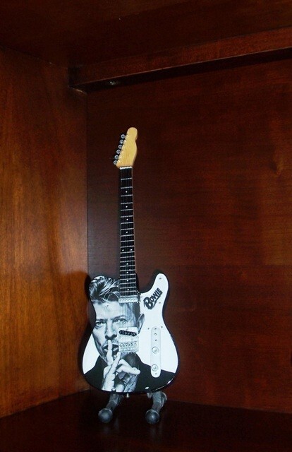 Miniature Portrait Guitar For DAVID BOWIE Memorabilia Free Stand Display GIFT