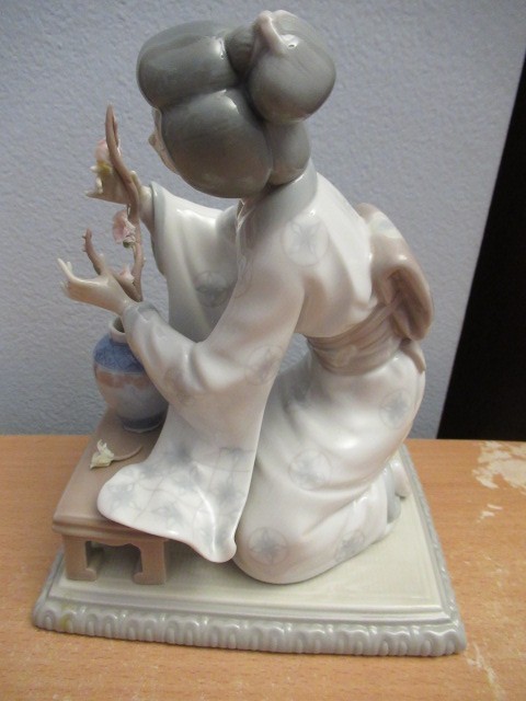 VTG Lladro Japanese Girl Decorating #4840 Retired Glossy finish (1971-74)