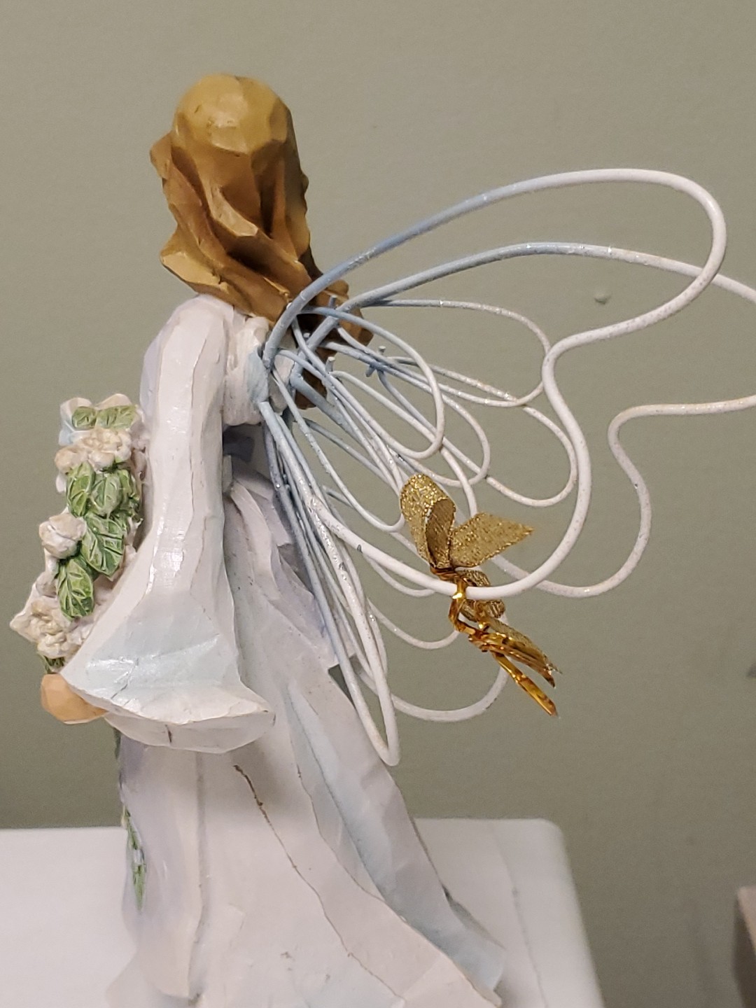 Angel Accents By Roman Inc. 7″ Tall, Holding a wreath of flowers, 2001 9A