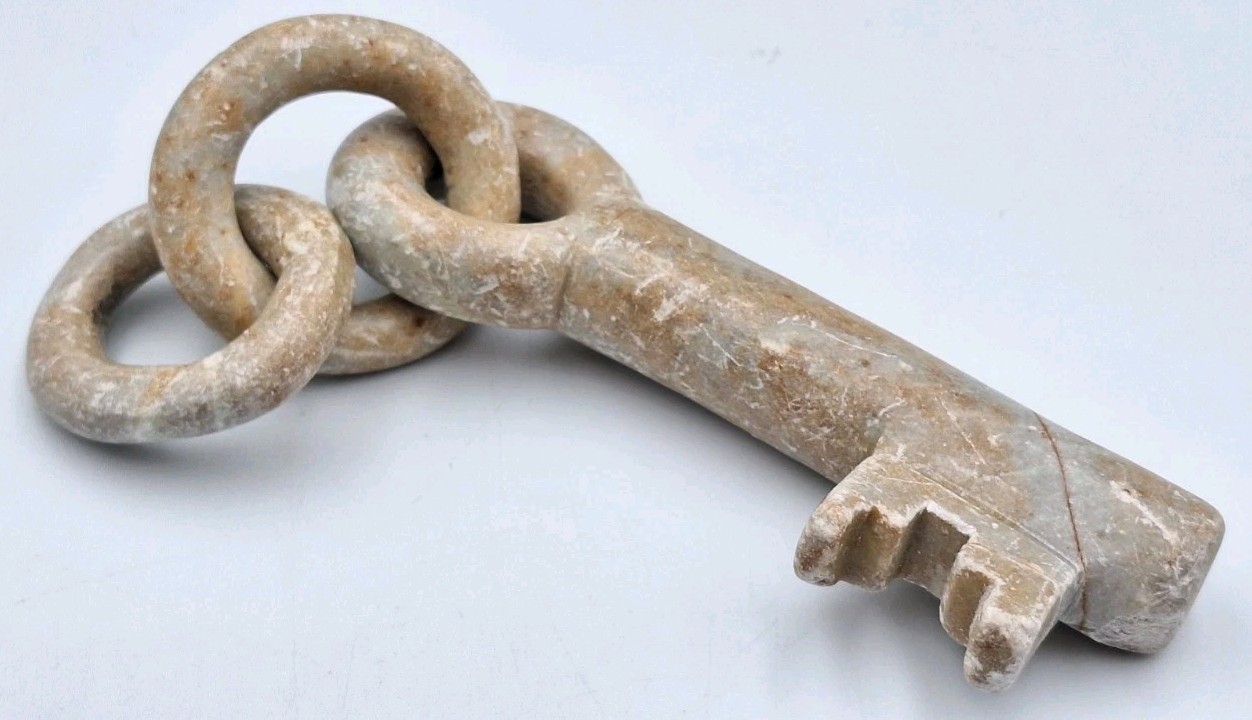 VTG Hand-Carved Natutal Alabaster Marble Skeleton Key Interlocking Links 6″ 112g