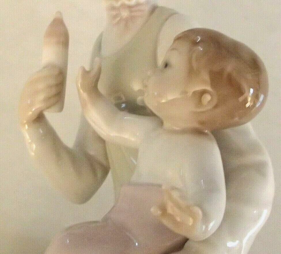 Lladro 5140 “Feeding Her Baby” Mother feeding her son or daughter – MWOB, RV$260