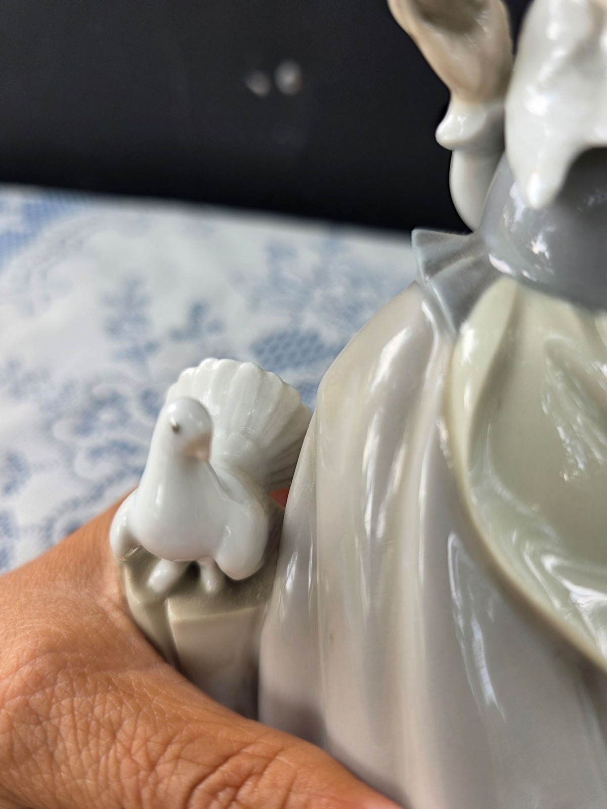 Lladro porcelain figurine titled “Girl with Pigeons” “Girl with Two Doves” #4915