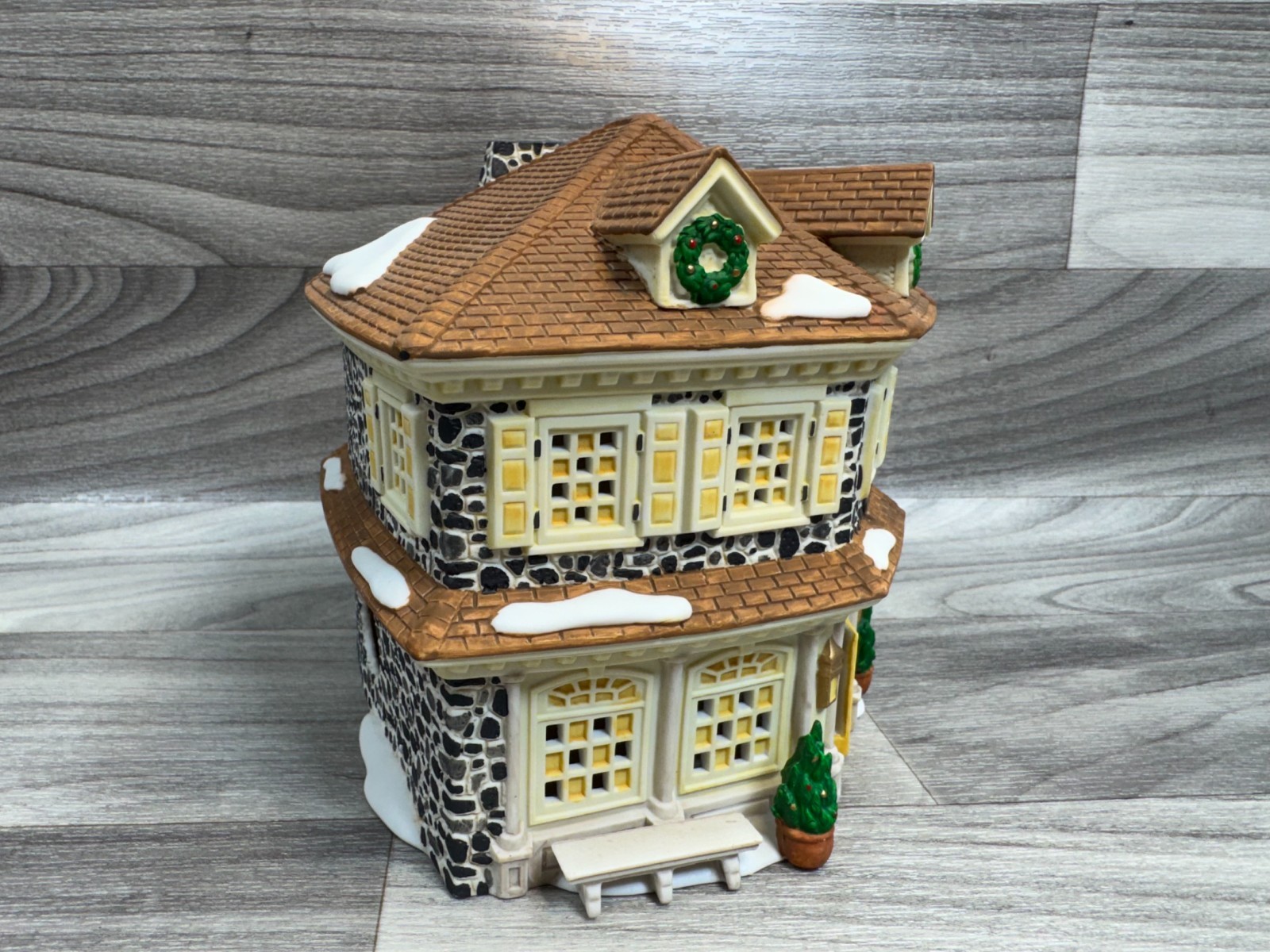 DEPT 56 DISNEY PARKS VILLAGE SERIES LIBERTY SQUARE SILVERSMITH – DEPARTMENT 56